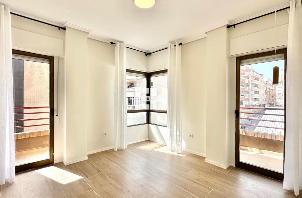 Resale - Apartment - Torrevieja - Centro