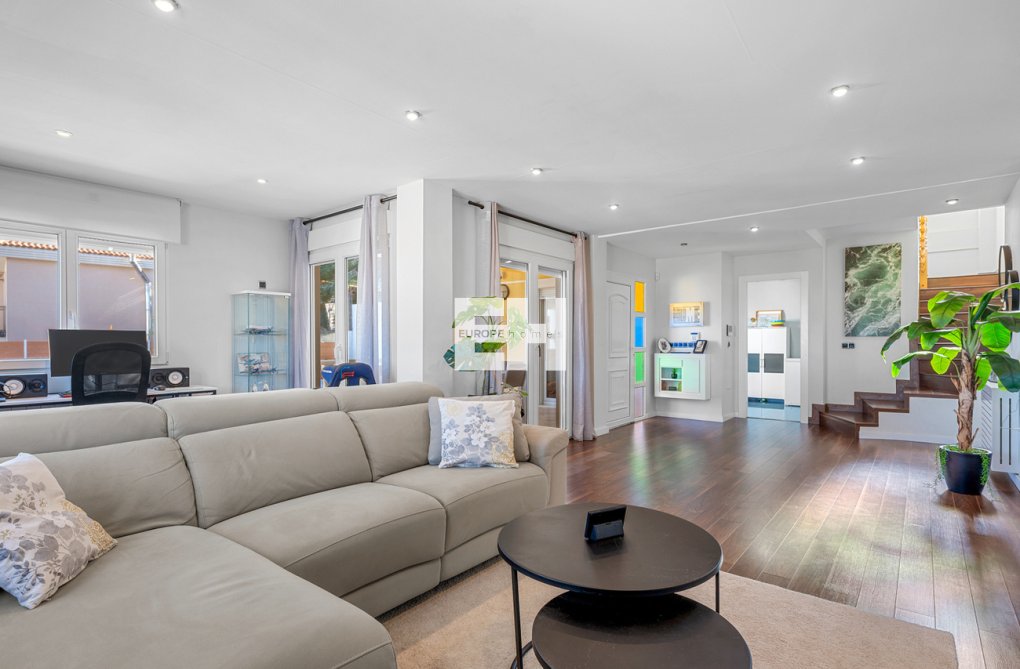 Resale - villa - Ciudad De Las Comunicaciones - Costa Blanca