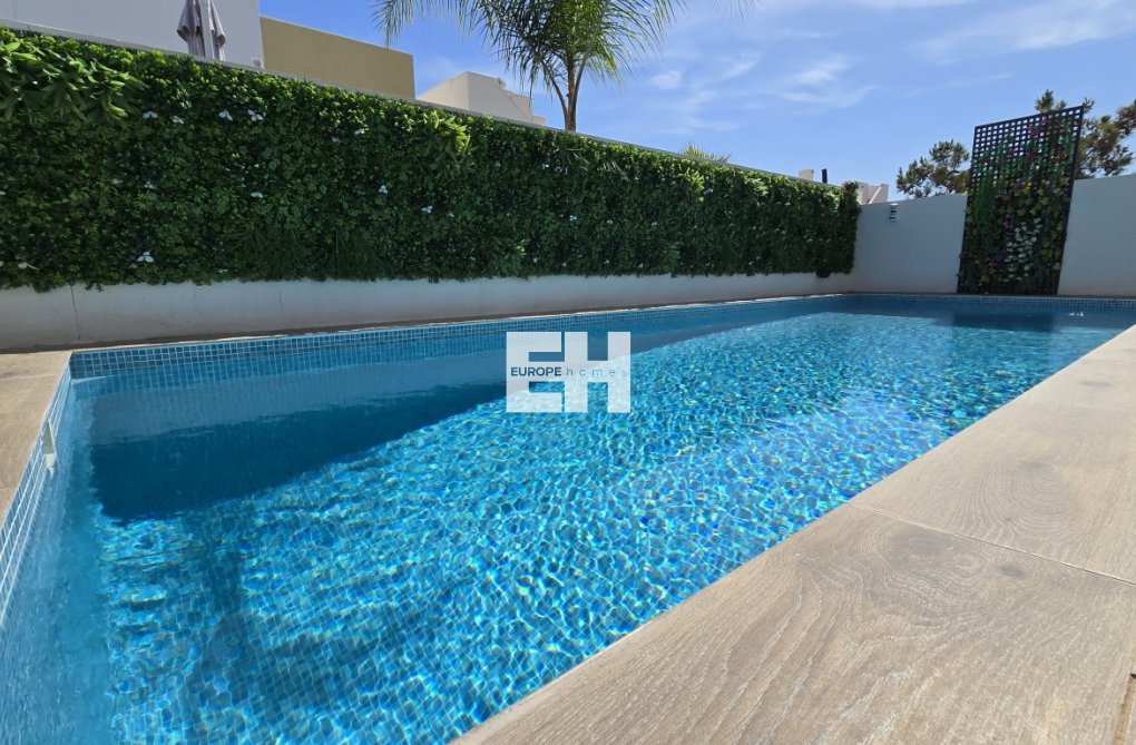 Resale - villa - Los Montesinos - Costa Blanca