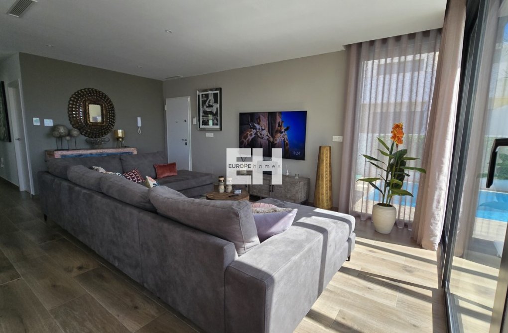 Resale - villa - Los Montesinos - Costa Blanca