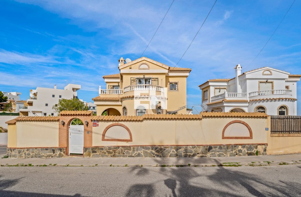Resale - villa - Orihuela Costa - Costa Blanca