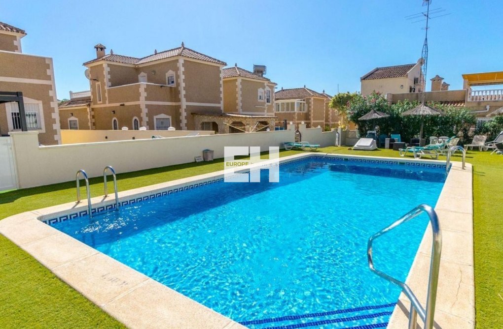 Resale - villa - Orihuela Costa - Costa Blanca