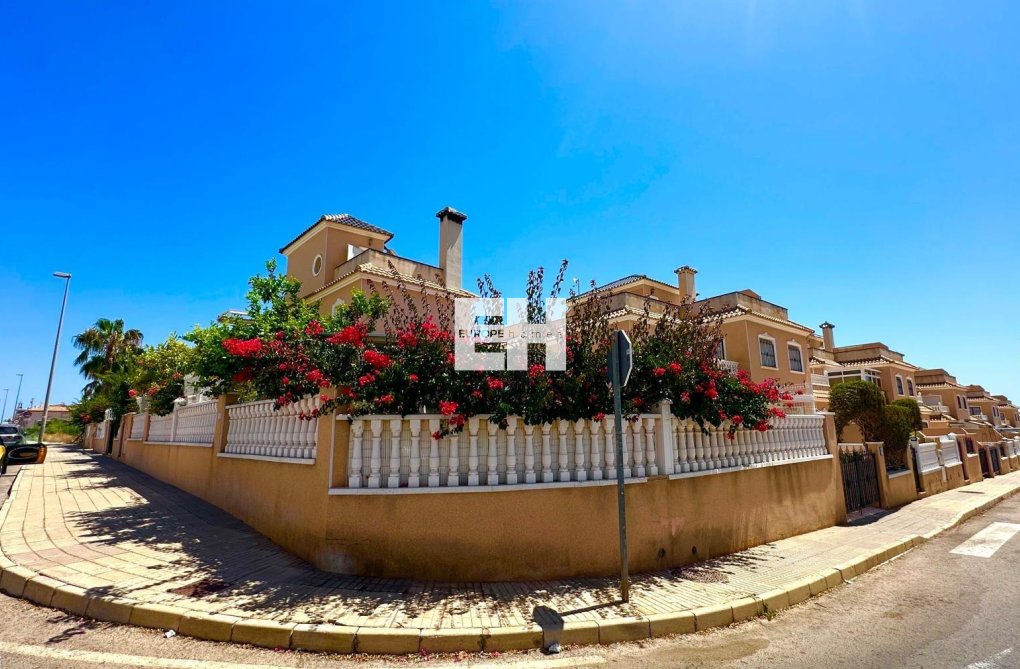 Resale - villa - Orihuela Costa - La Regia