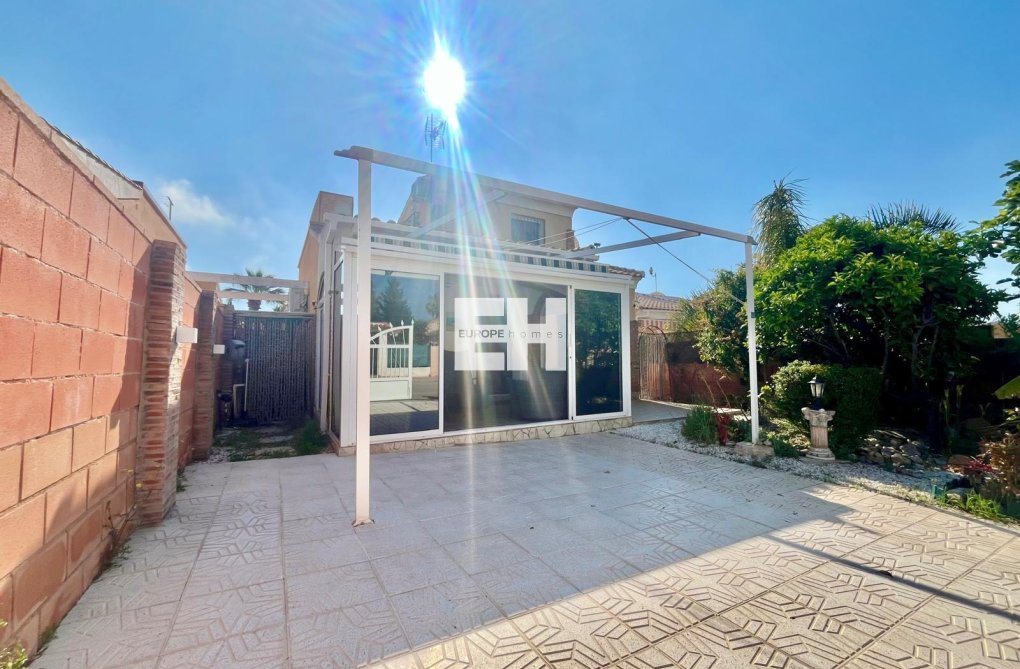 Resale - villa - Orihuela Costa - Los Almendros-la Florida