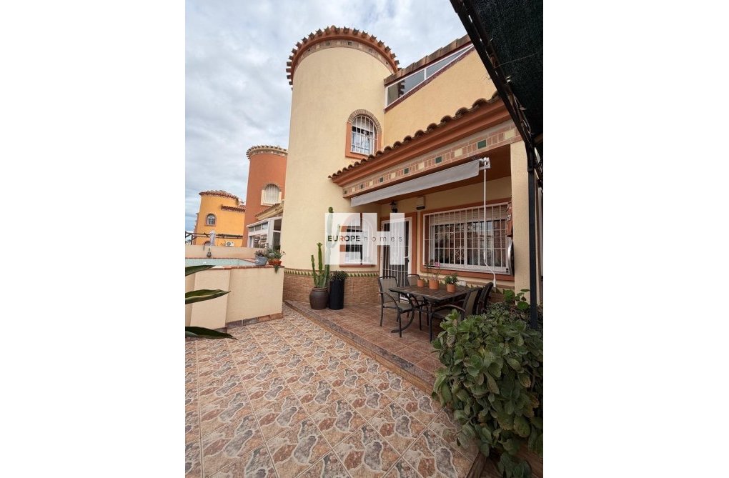 Resale - villa - Orihuela Costa - Playa Flamenca