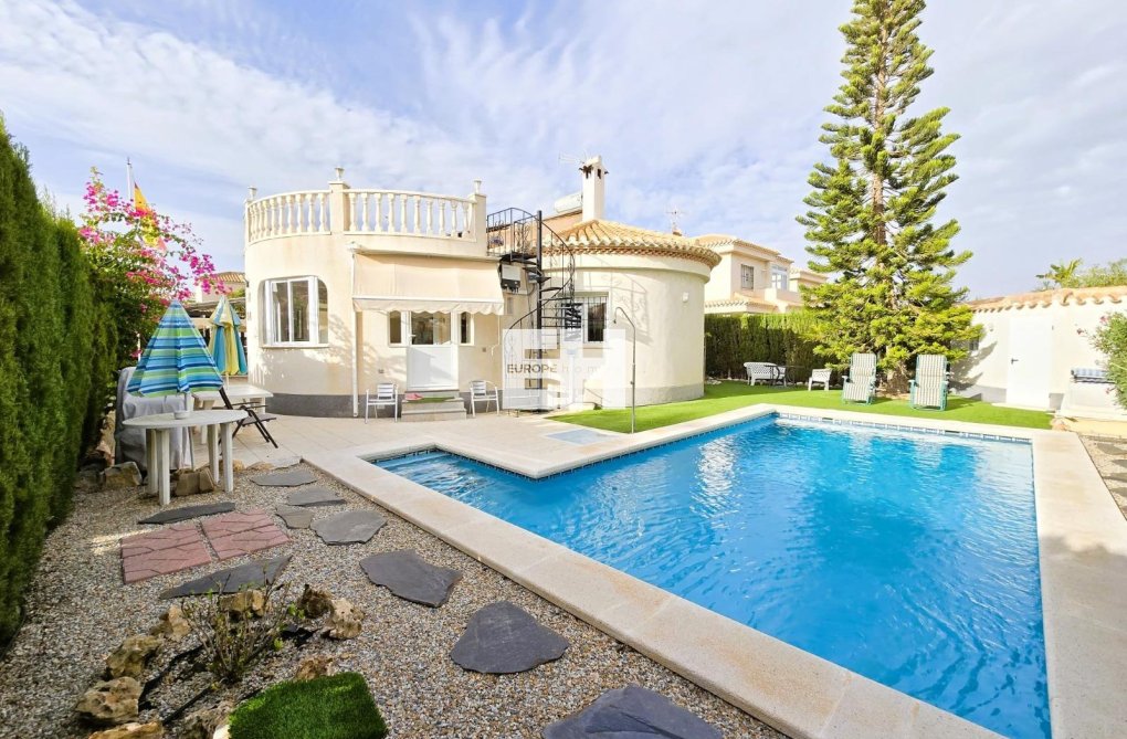 Resale - villa - Orihuela Costa - Playa Flamenca