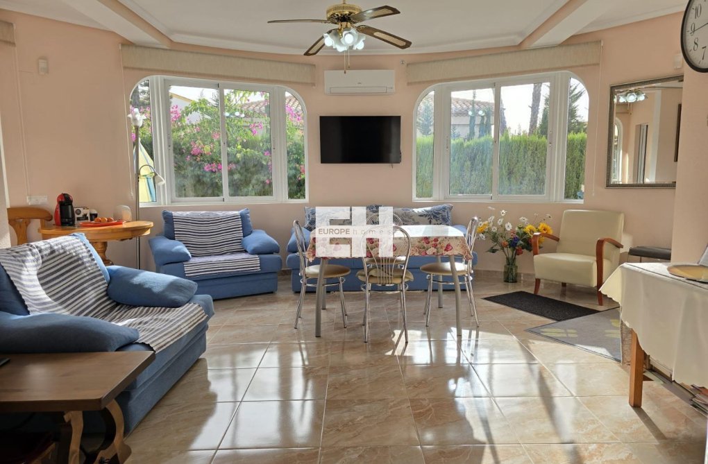 Resale - villa - Orihuela Costa - Playa Flamenca