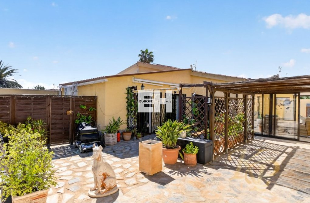 Resale - villa - Torrevieja - Costa Blanca