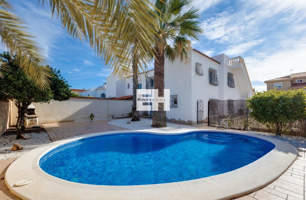 Resale - villa - Torrevieja - La Siesta - El Salado - Torreta