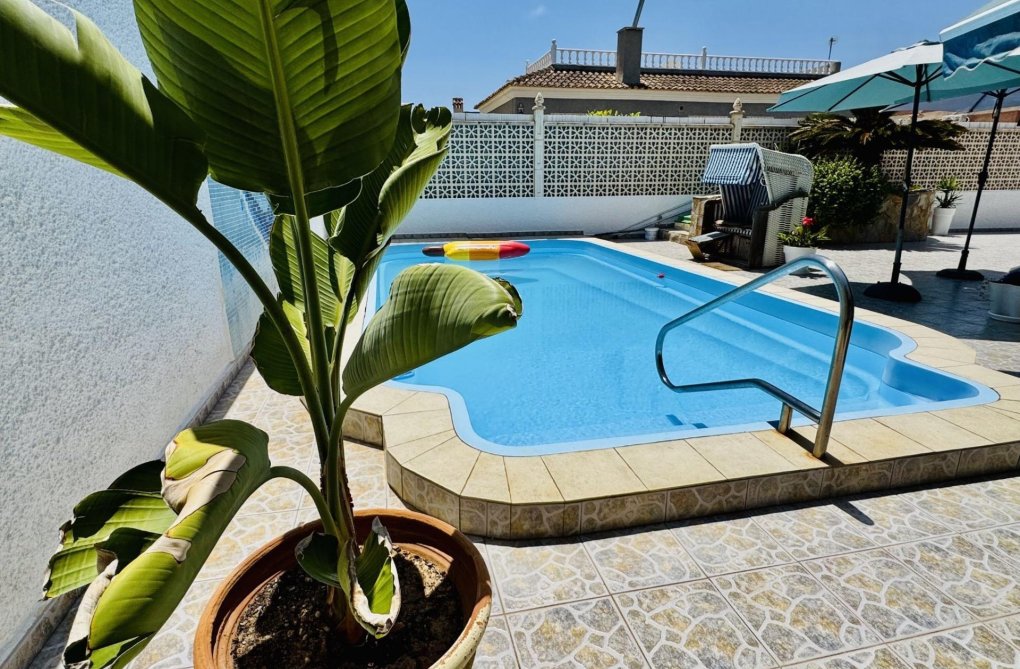 Resale - villa - Torrevieja - La Siesta - El Salado - Torreta