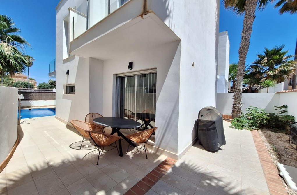 Resale - villa - Torrevieja - Los Frutales