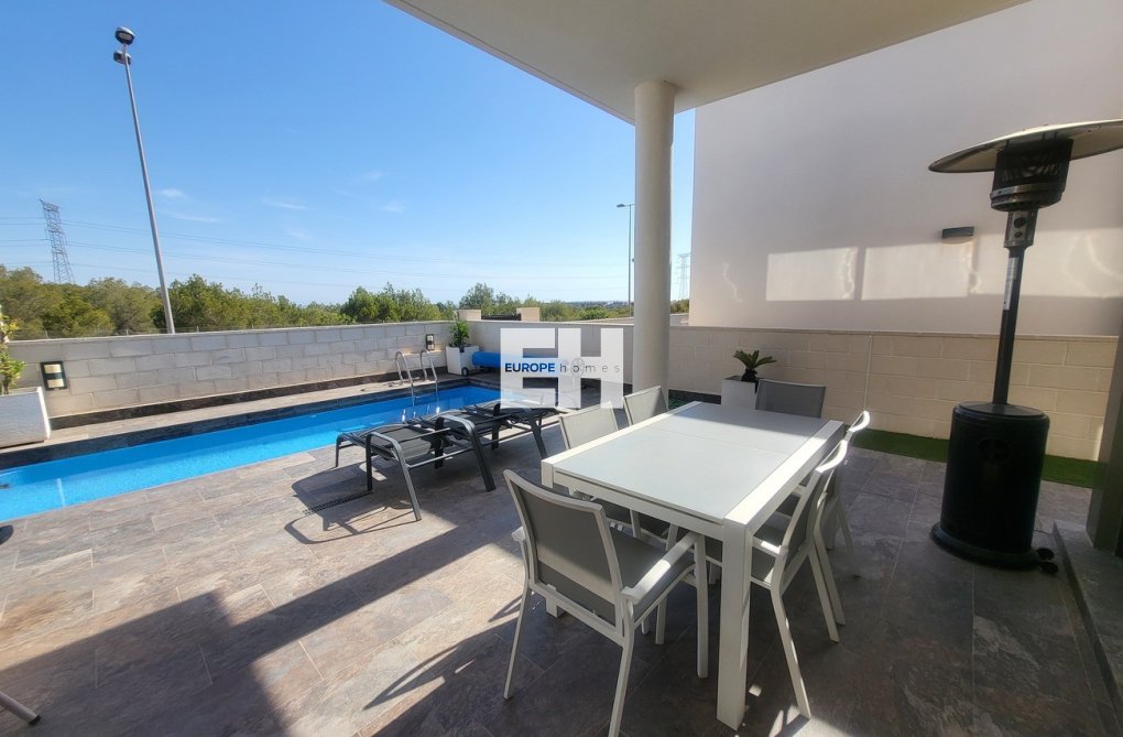 Resale - villa - Villamartin - Costa Blanca