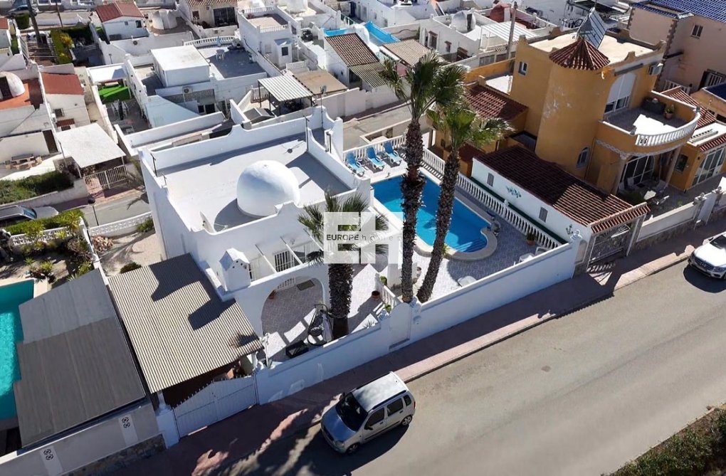 Resale - villa - Villamartin - Costa Blanca