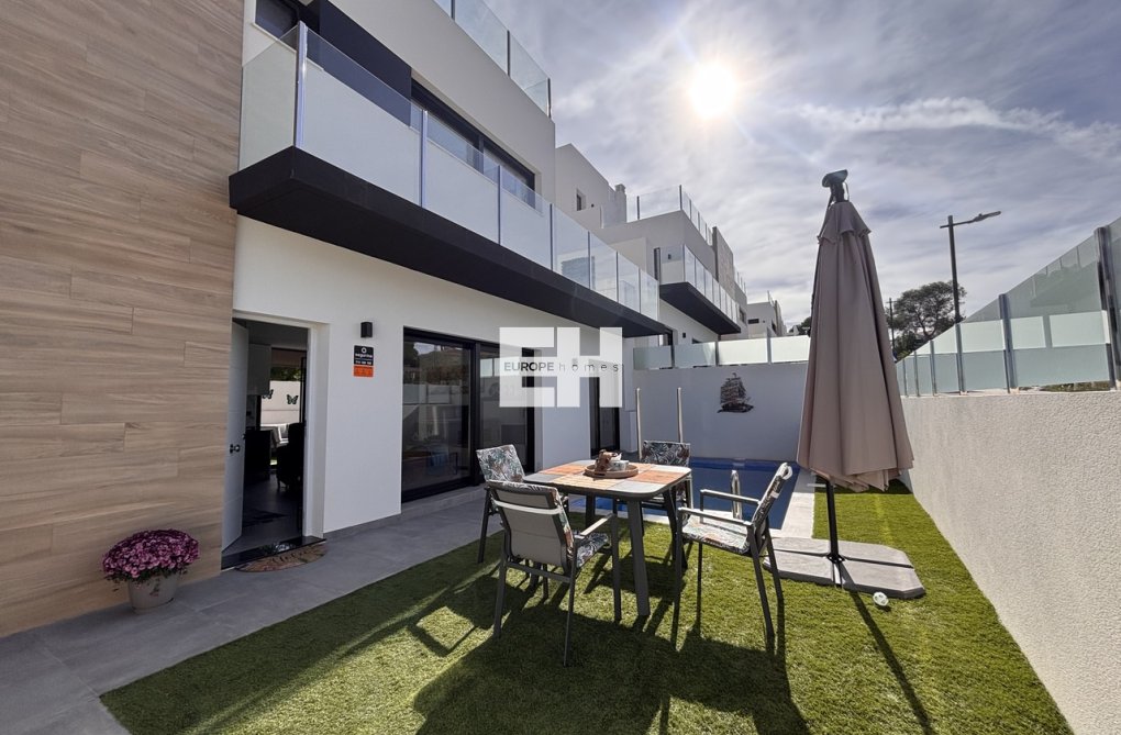 Resale - villa - Villamartin - Costa Blanca