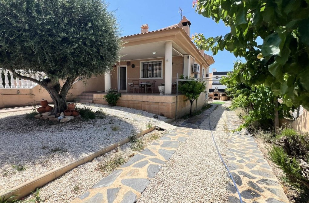 Revente - villa - Torrevieja - Aguas Nuevas