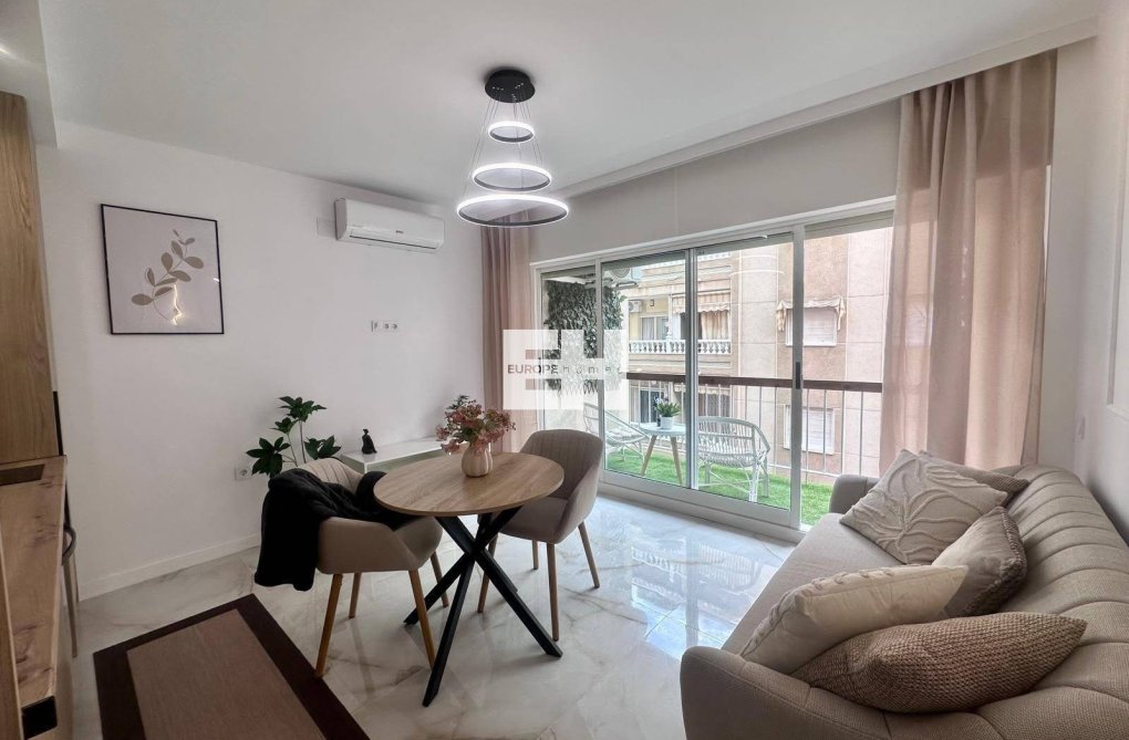 Segunda mano - Apartamento  - Torrevieja - Estacion De Autobuses