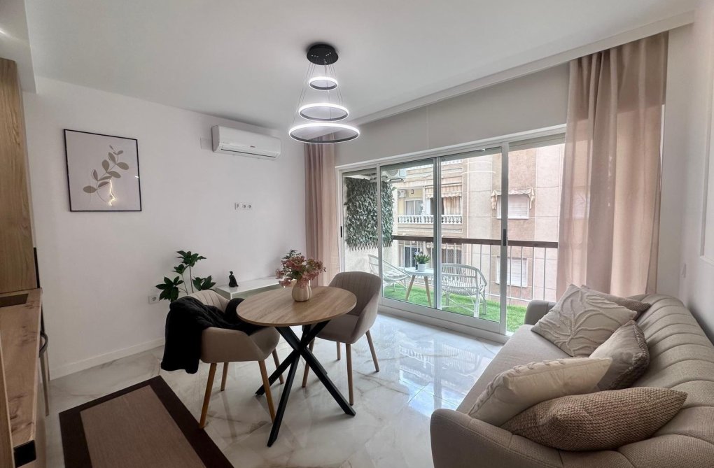 Segunda mano - Apartamento  - Torrevieja - Estacion De Autobuses