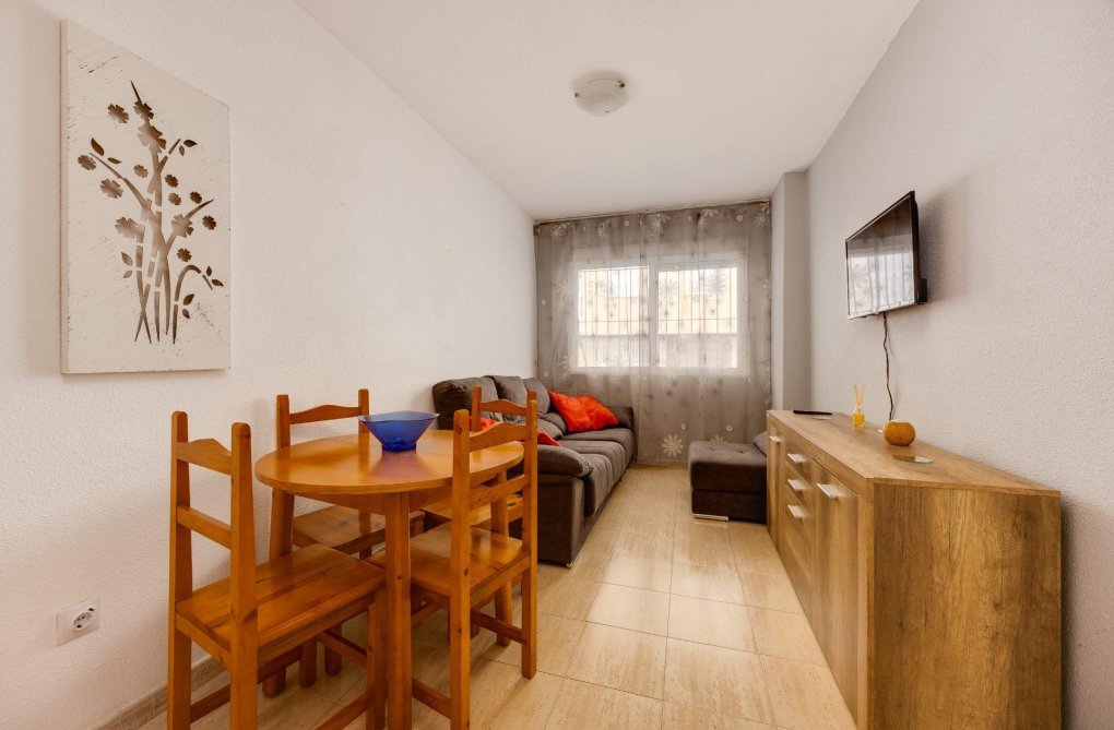 Segunda mano - Apartamento  - Torrevieja - Estacion De Autobuses