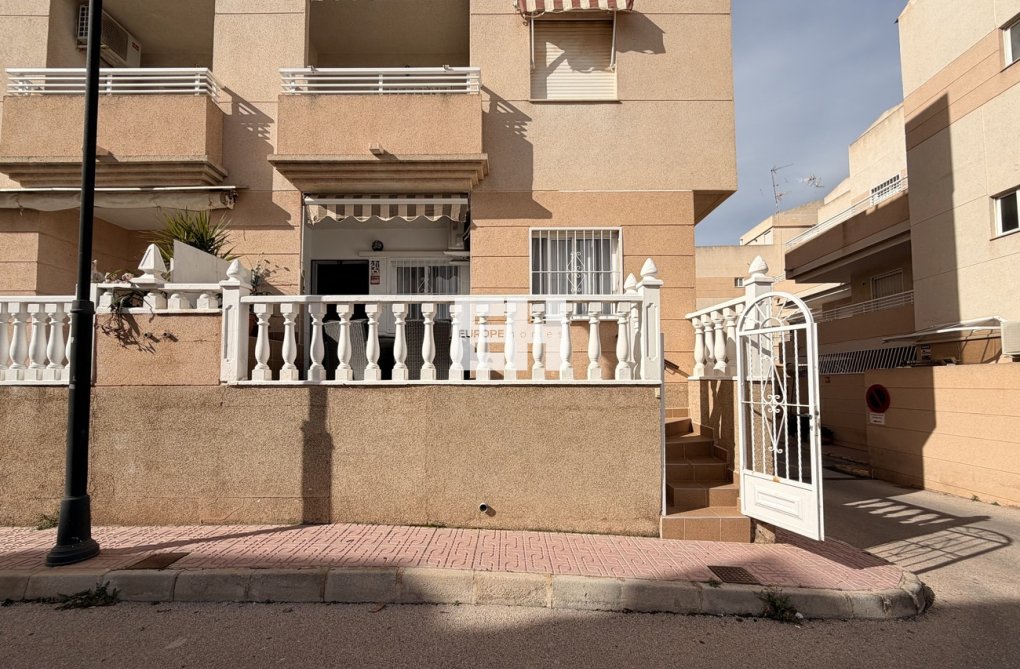 Segunda mano - Apartamento  - Torrevieja - Urb. Calas Blancas III