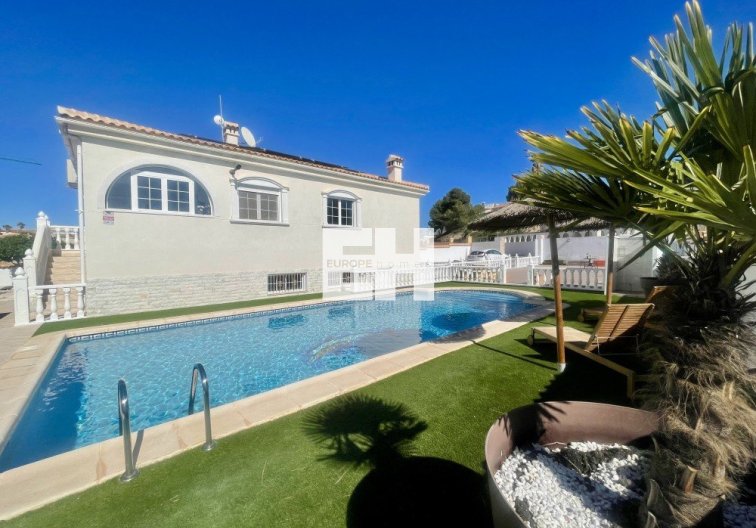 villa - Wiederverkauf - Urb. La Marina - Inland