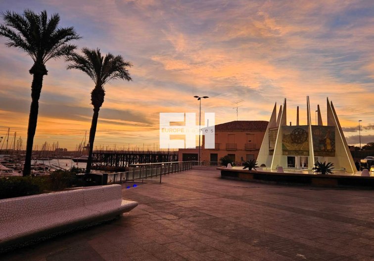 Segunda mano - Apartamento  - Torrevieja - Paseo Maritimo
