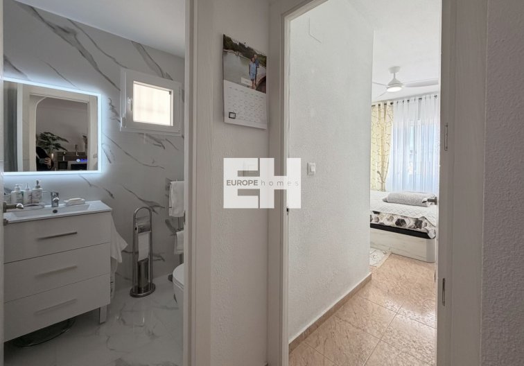 Segunda mano - Apartamento  - Torrevieja - Urb. Calas Blancas III