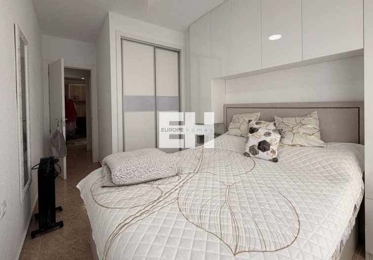 Segunda mano - Apartamento  - Torrevieja - Urb. Calas Blancas III