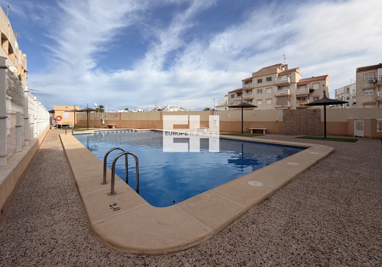 Segunda mano - Apartamento  - Torrevieja - Urb. Calas Blancas III