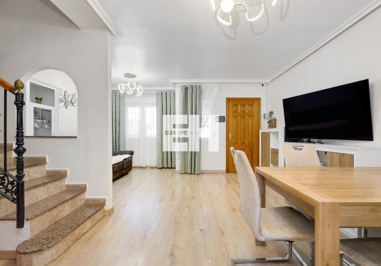 Segunda mano - town house - Torrevieja - Aguas Nuevas