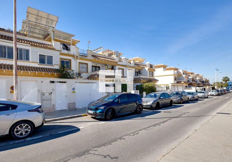 Segunda mano - town house - Torrevieja - Aguas Nuevas