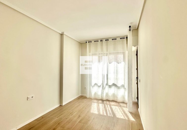 Segunda mano - Apartamento  - Torrevieja - Centro