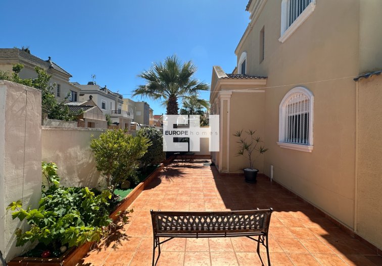 Segunda mano - villa - Torrevieja - Costa Blanca