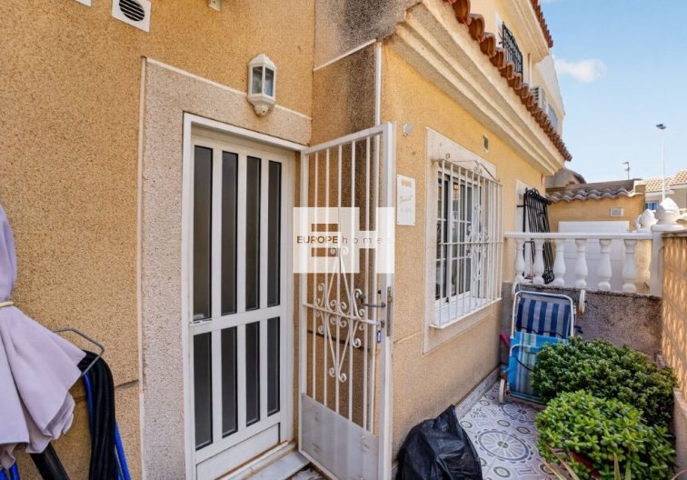 Segunda mano - town house - Torrevieja - Aguas Nuevas