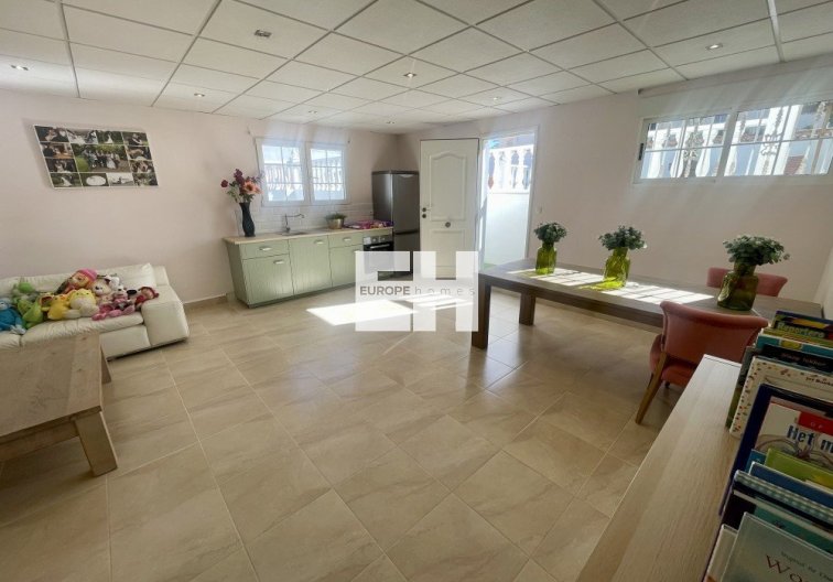 Segunda mano - villa - Urb. La Marina - Inland