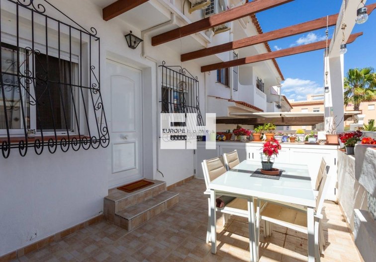 Segunda mano - villa - Torrevieja - La Mata