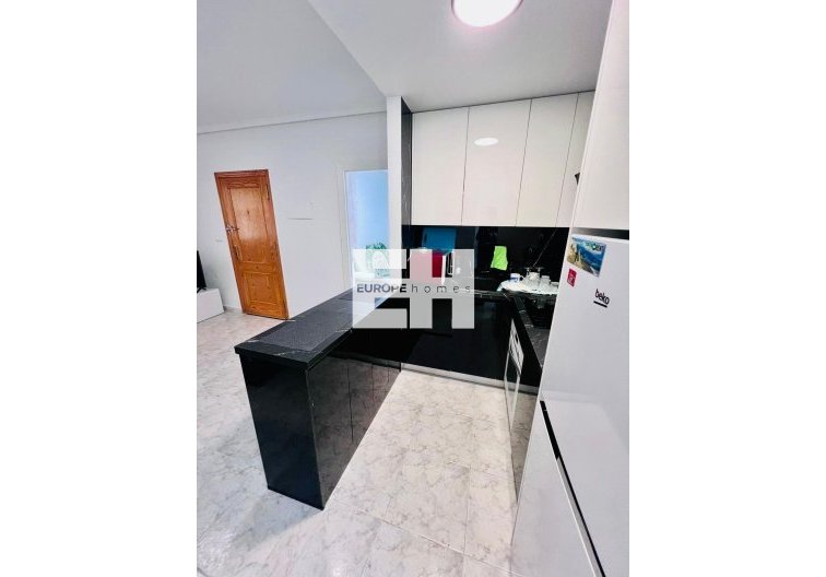 Segunda mano - Apartamento  - Torrevieja - Estacion De Autobuses