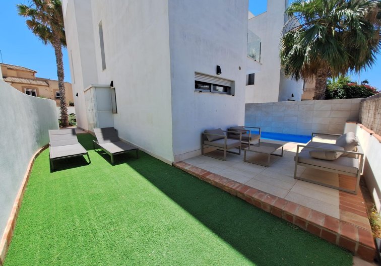 Segunda mano - villa - Torrevieja - Los Frutales