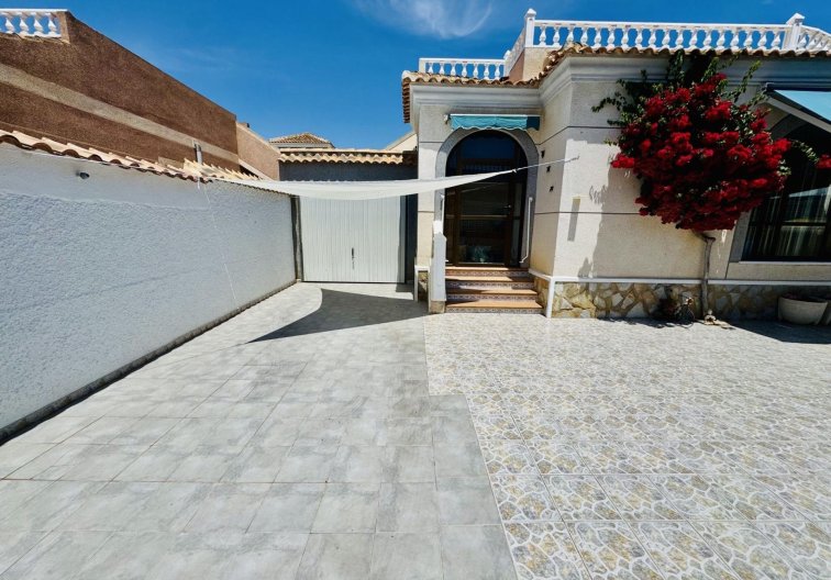 Resale - villa - Torrevieja - La Siesta - El Salado - Torreta