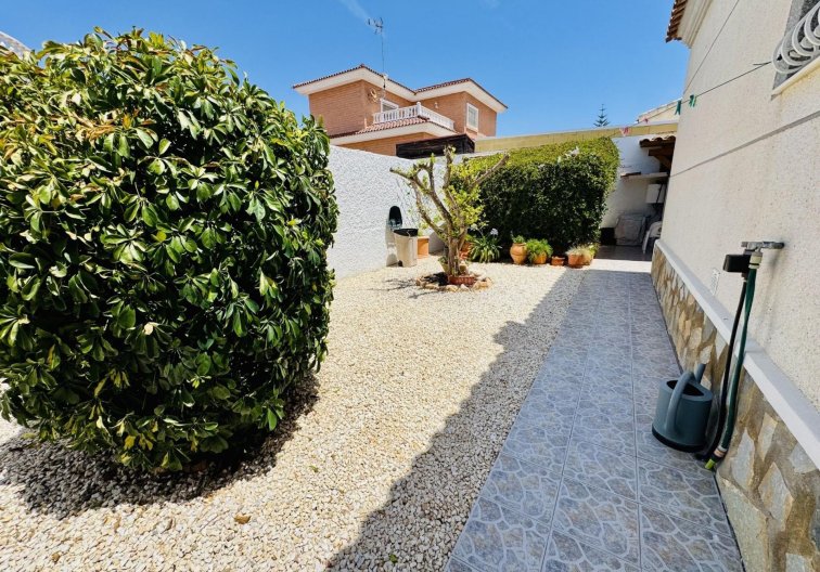Resale - villa - Torrevieja - La Siesta - El Salado - Torreta