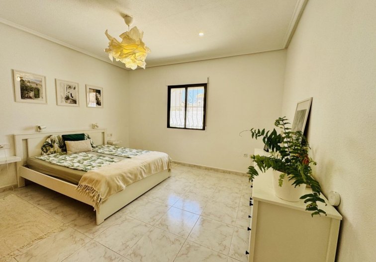 Resale - villa - Torrevieja - La Siesta - El Salado - Torreta