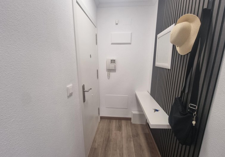 Segunda mano - Apartamento  - Torrevieja - Estacion De Autobuses