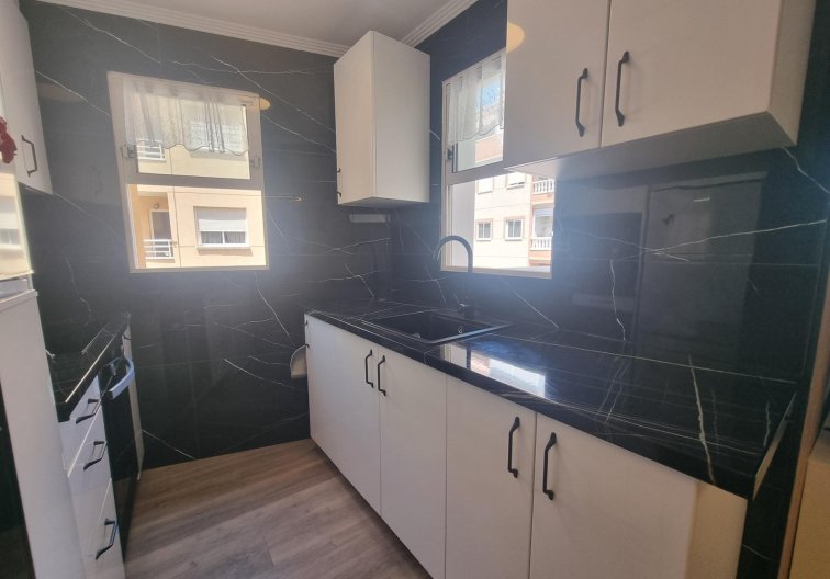 Segunda mano - Apartamento  - Torrevieja - Estacion De Autobuses