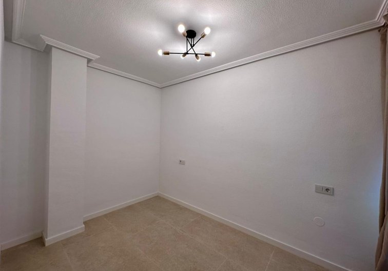Resale - Apartment - Torrevieja - Estacion De Autobuses