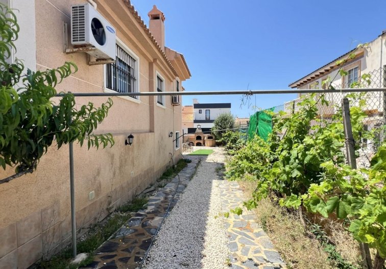 Segunda mano - villa - Torrevieja - Aguas Nuevas