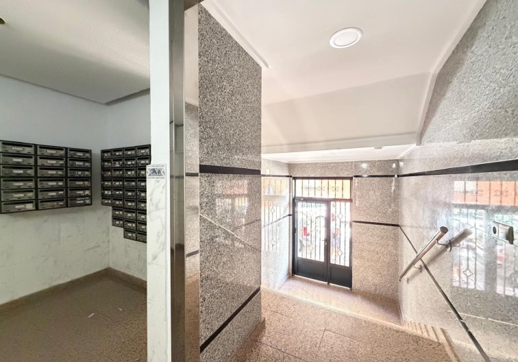 Resale - Apartment - Torrevieja - Las Piscinas Naturales